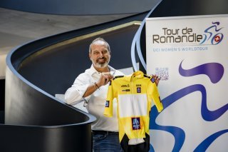 Richard Chassot, directeur general du TdRF, pose avec le maillot jaune lors de la conference de presse de la troisieme edition du Tour de Romandie Feminin le jeudi 22 aout 2024 a Morges. (KEYSTONE/Jean-Christophe Bott)